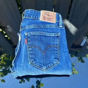 Skinny jeans with holes in knees